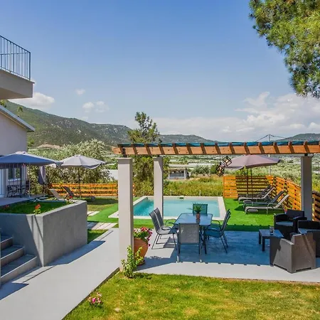 Privileged Néa Péramos