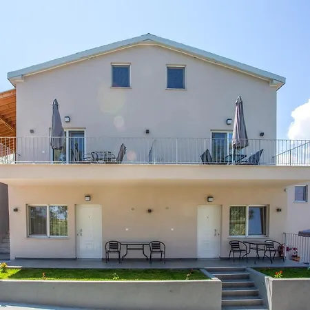 Privileged Néa Péramos