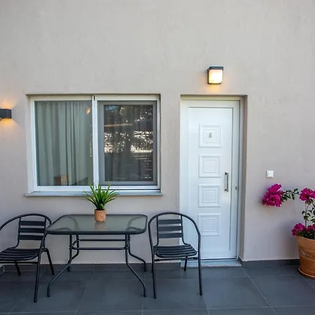 Privileged Néa Péramos