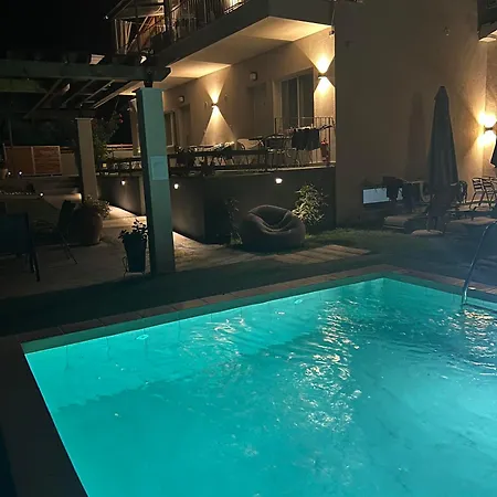 Privileged Néa Péramos