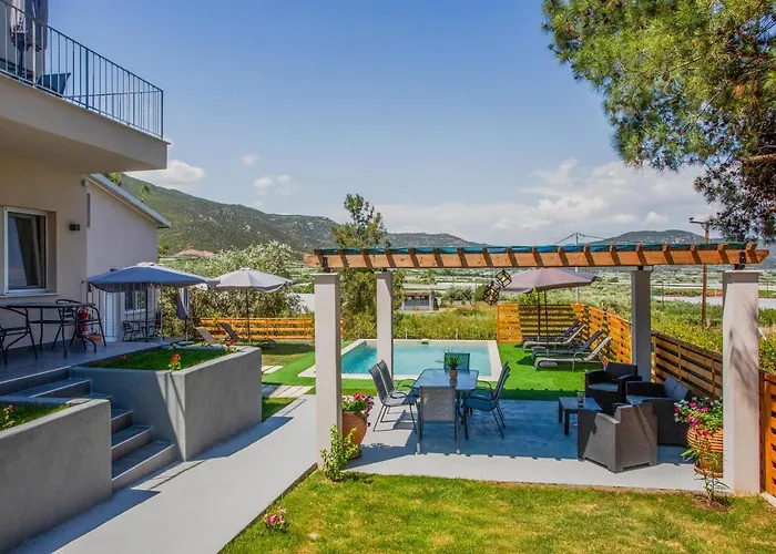 Privileged Néa Péramos