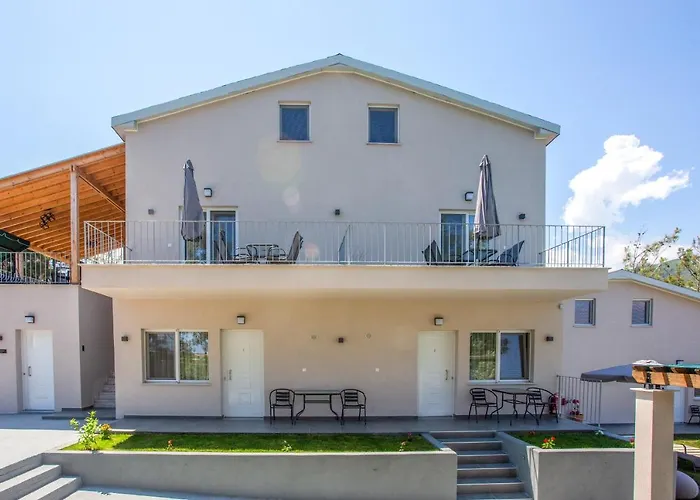 Privileged Néa Péramos