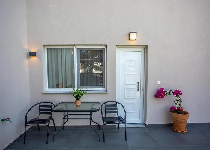 Privileged Néa Péramos