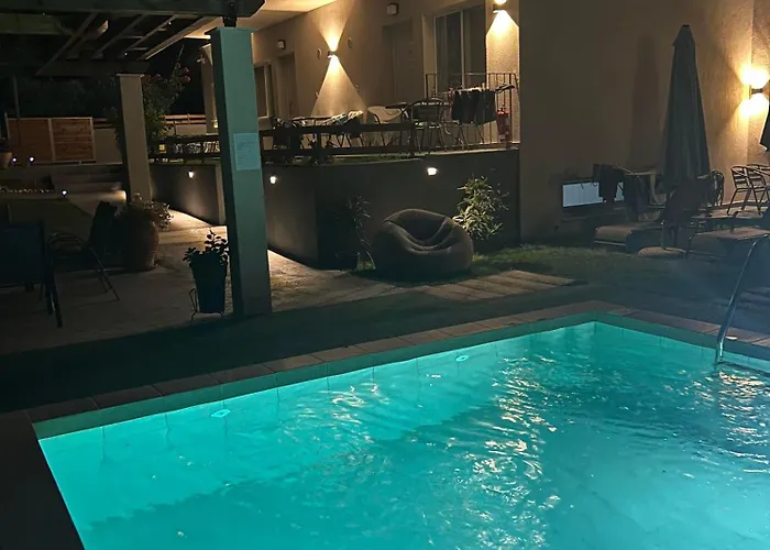 Privileged Néa Péramos